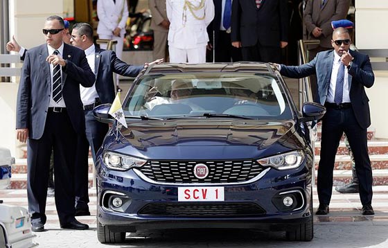 ما سر سيارة فيات زرقاء اصر البابا على ركوبها في مصر صورة رقم 3