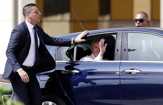 ما سر سيارة فيات زرقاء اصر البابا على ركوبها في مصر صورة رقم 4