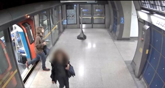  فيديو يرصد لحظة قيام شاب بترك حقيبة متفجرات داخل قطار! صورة رقم 2