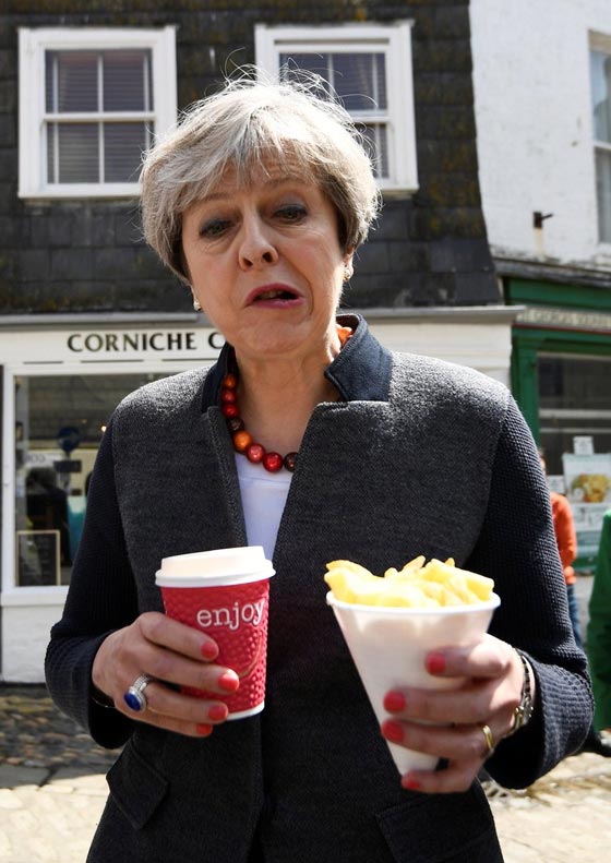صور رئيسة الوزراء تتناول رقائق البطاطس