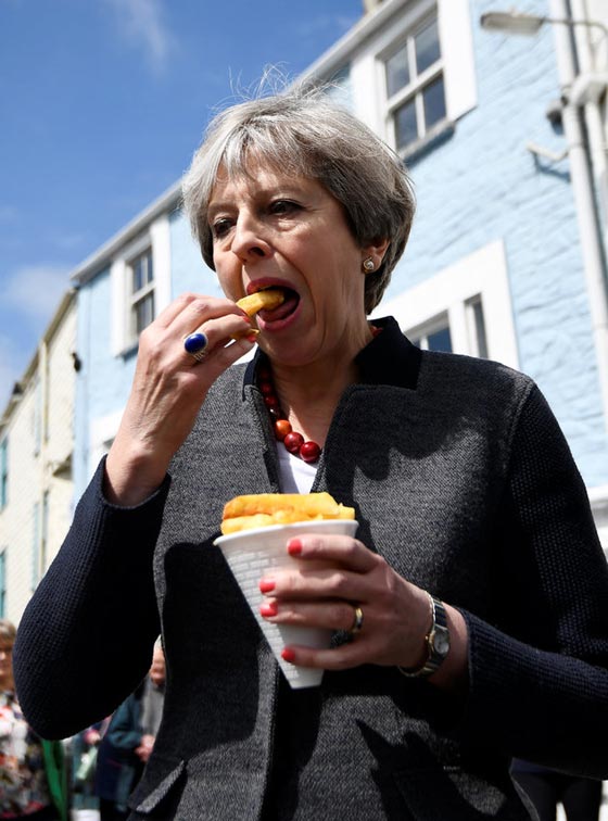 صور رئيسة الوزراء تتناول رقائق البطاطس