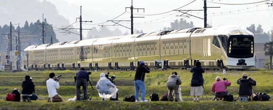 صور وفيديو افخر قطار في العالم يبدأ في اليابان وتذكرته 10 آلاف دولار! صورة رقم 5