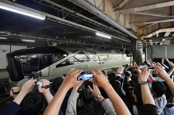 صور وفيديو افخر قطار في العالم يبدأ في اليابان وتذكرته 10 آلاف دولار! صورة رقم 8
