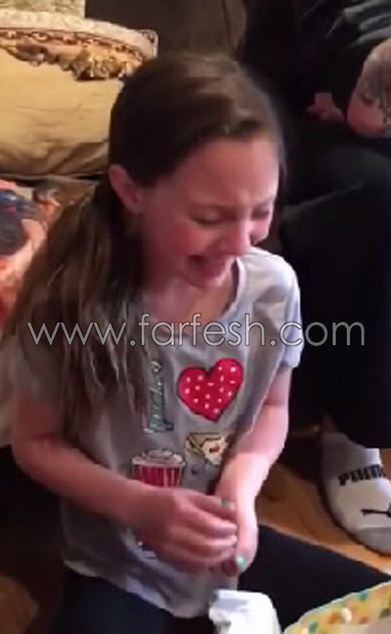 طفلة تبكي بحدة من الفرح.. لكن مصدر الهدية التي تلقتها صادم! فيديو صورة رقم 5