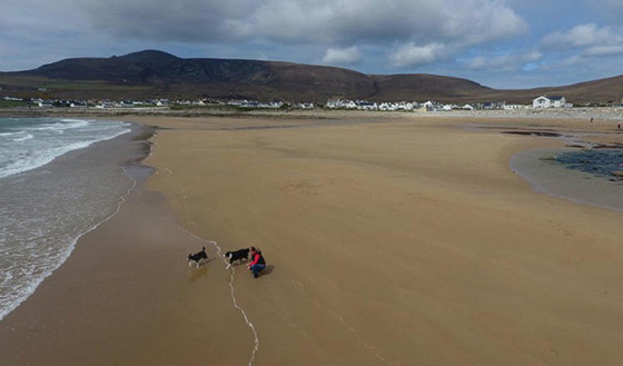 إيرلندا: شاطئ غمرته العواصف يعود الى الحياة بعد 30 عامًا من اختفائه صورة رقم 5