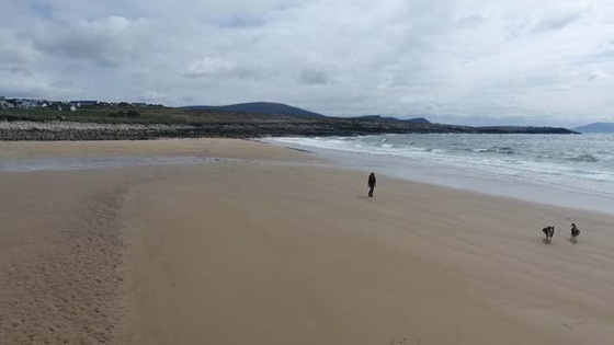 إيرلندا: شاطئ غمرته العواصف يعود الى الحياة بعد 30 عامًا من اختفائه صورة رقم 11