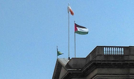 العلم الفلسطيني يرفرف على بلدية دبلن رغم غضب اسرائيل صورة رقم 4