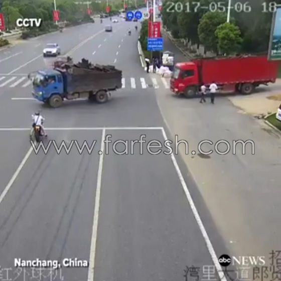 فيديو مروع.. سائق دراجة نارية ينجو من الموت بأعجوبة  صورة رقم 1