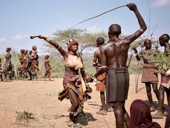 لماذا يجلد هؤلاء الرجال حبيباتهن من فتيات قبيلة الحمر الاثيوبية؟ صورة رقم 4