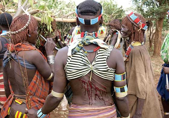 لماذا يجلد هؤلاء الرجال حبيباتهن من فتيات قبيلة الحمر الاثيوبية؟ صورة رقم 5