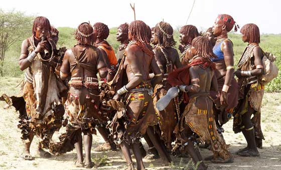 لماذا يجلد هؤلاء الرجال حبيباتهن من فتيات قبيلة الحمر الاثيوبية؟ صورة رقم 6