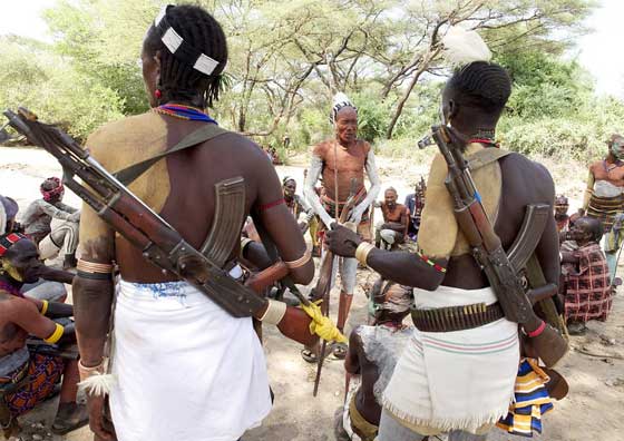لماذا يجلد هؤلاء الرجال حبيباتهن من فتيات قبيلة الحمر الاثيوبية؟ صورة رقم 8