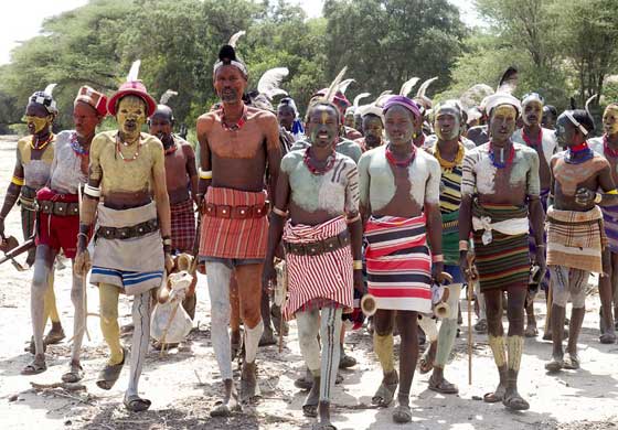 لماذا يجلد هؤلاء الرجال حبيباتهن من فتيات قبيلة الحمر الاثيوبية؟ صورة رقم 1