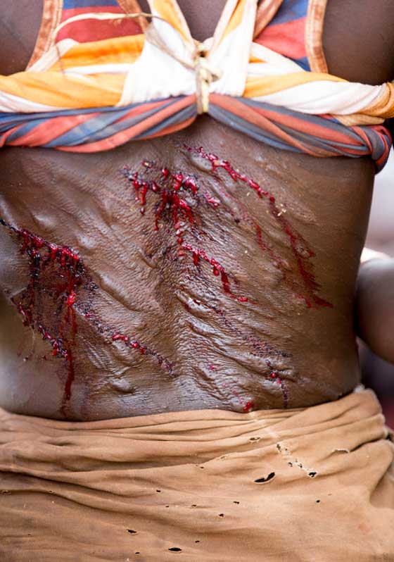 لماذا يجلد هؤلاء الرجال حبيباتهن من فتيات قبيلة الحمر الاثيوبية؟ صورة رقم 2