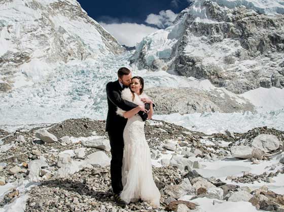 عروسان يحتفلان بزفافهما على اعلى قمة في العالم صورة رقم 4