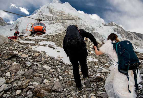 عروسان يحتفلان بزفافهما على اعلى قمة في العالم صورة رقم 8