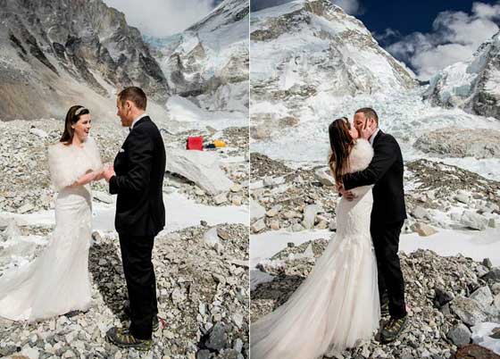 عروسان يحتفلان بزفافهما على اعلى قمة في العالم صورة رقم 9