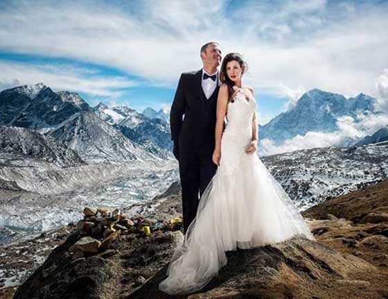 عروسان يحتفلان بزفافهما على اعلى قمة في العالم صورة رقم 10