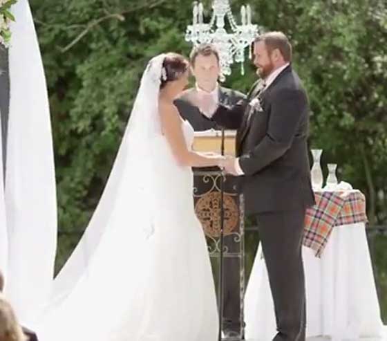 لهذا السبب صفع العريس عروسه أثناء زفافهما.. فيديو صورة رقم 1