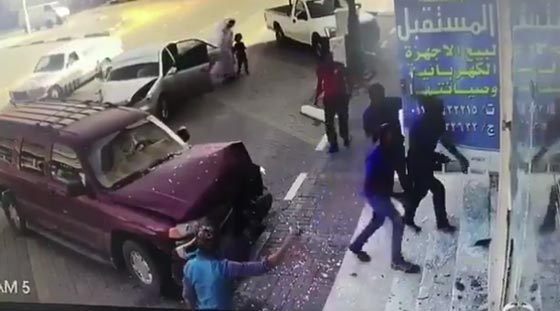 فيديو مروع.. مقتل عامل بعد اصطدام سيارة بمحل تجاري بالسعودية صورة رقم 2