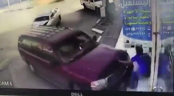 فيديو مروع.. مقتل عامل بعد اصطدام سيارة بمحل تجاري بالسعودية صورة رقم 1