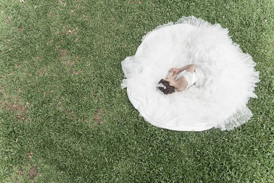  مصابة بالسرطان تلتقط صور زفافها وهي بفستان العروس بدون عريس! صورة رقم 3