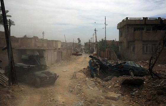 بالفيديو.. هكذا نجا مصور عراقي من الموت برصاصة قناص داعش صورة رقم 4