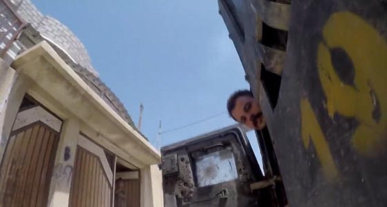 بالفيديو.. هكذا نجا مصور عراقي من الموت برصاصة قناص داعش صورة رقم 3