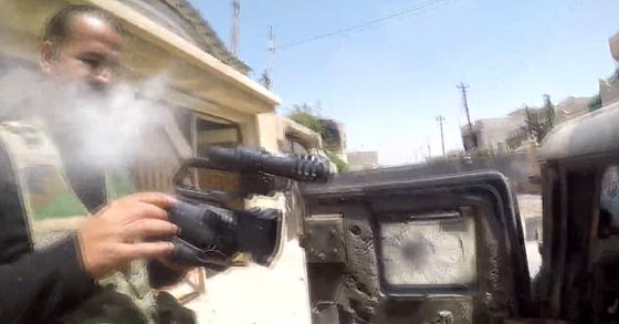 بالفيديو.. هكذا نجا مصور عراقي من الموت برصاصة قناص داعش صورة رقم 1