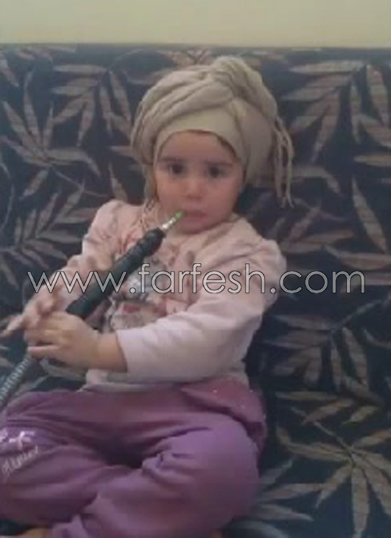 فيديو صادم.. طفلة عربية 3 سنوات تدخن الأرجيلة وأمها تصور صورة رقم 2