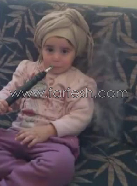 فيديو صادم.. طفلة عربية 3 سنوات تدخن الأرجيلة وأمها تصور صورة رقم 4