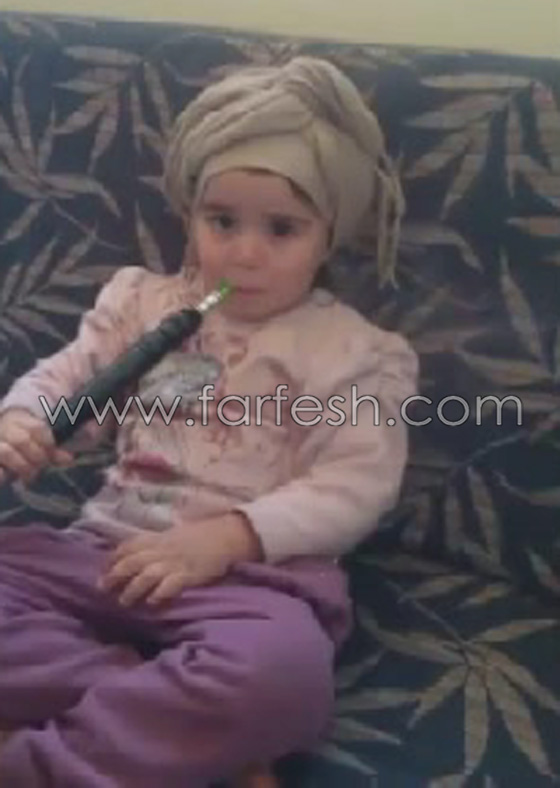فيديو صادم.. طفلة عربية 3 سنوات تدخن الأرجيلة وأمها تصور صورة رقم 6