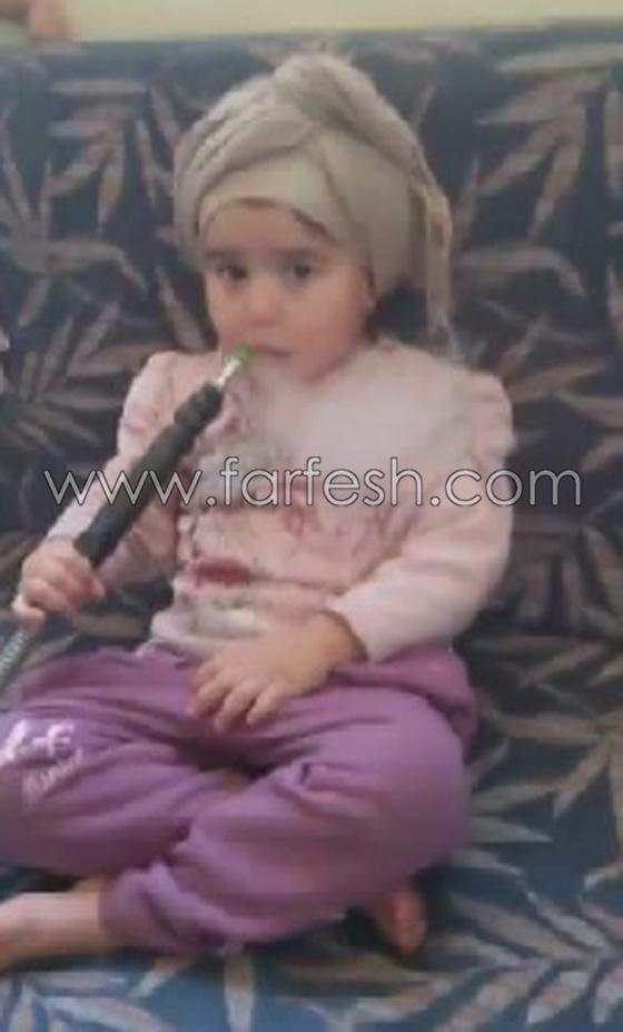 فيديو صادم.. طفلة عربية 3 سنوات تدخن الأرجيلة وأمها تصور صورة رقم 7