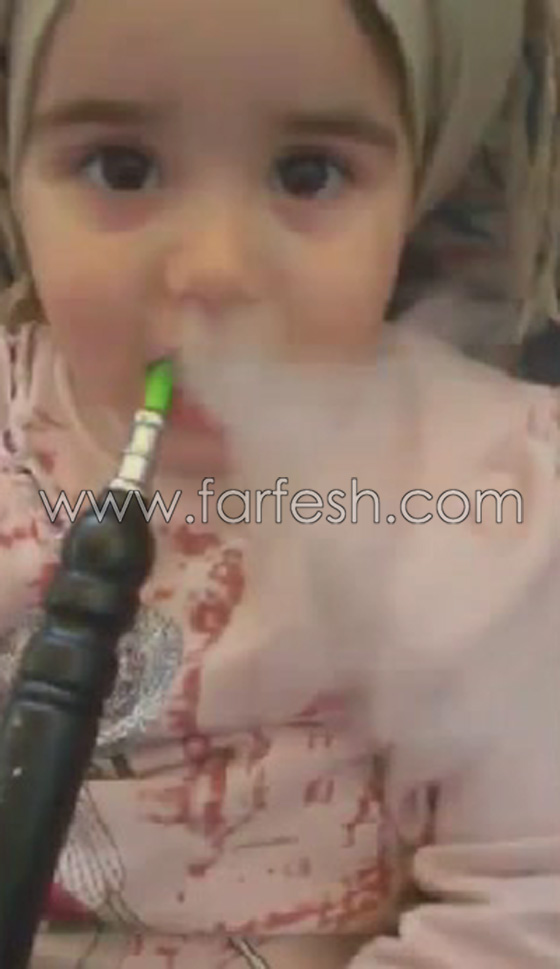 فيديو صادم.. طفلة عربية 3 سنوات تدخن الأرجيلة وأمها تصور صورة رقم 8