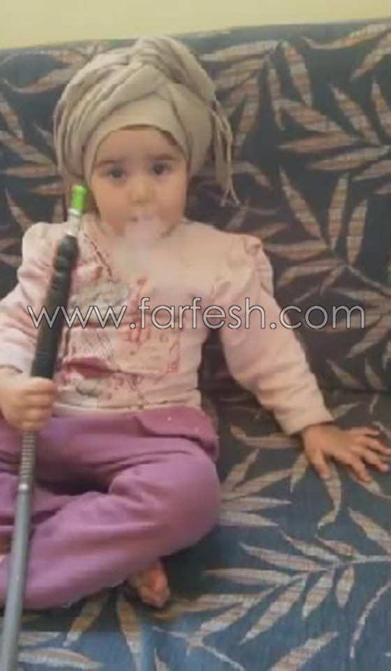 فيديو صادم.. طفلة عربية 3 سنوات تدخن الأرجيلة وأمها تصور صورة رقم 9