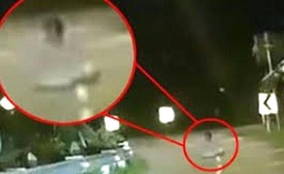  فيديو مرعب.. شبح رجل يجلس وسط الطريق يدفع سائقا للتراجع مذعورا! صورة رقم 1