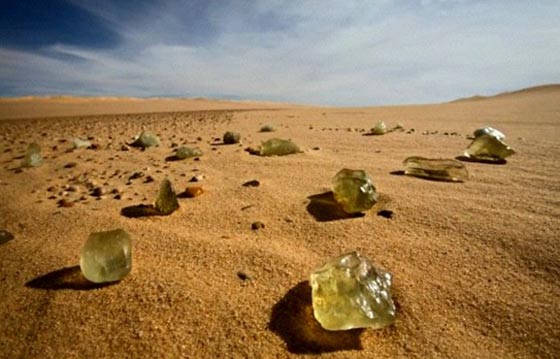 الزجاج الاصفر الشفاف.. سلاح المصريين القدماء يملأ الصحراء الليبية صورة رقم 1