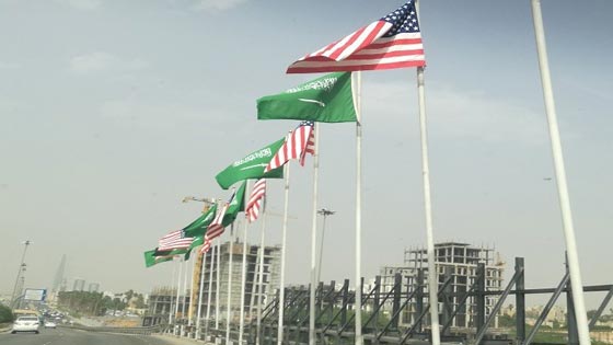 ما سر رفرفة العلم السعودي اكثر من الامريكي في شوارع الرياض؟! صورة رقم 1
