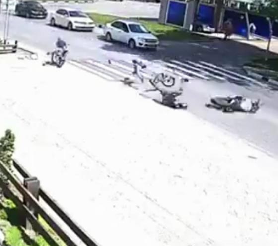 فيديو مروع.. سائق دراجة نارية يدهس طفلا اثناء عبوره الطريق بدراجته صورة رقم 1