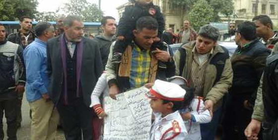 مصريون يعرضون اطفالهم واعضاءهم للبيع لدفع فاتورة الكهرباء والعلاج صورة رقم 5