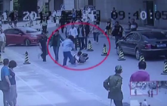 رجل يعرقل لصا اثناء هروبه بعد ان خطف حقيبة امرأة حامل.. فيديو صورة رقم 2