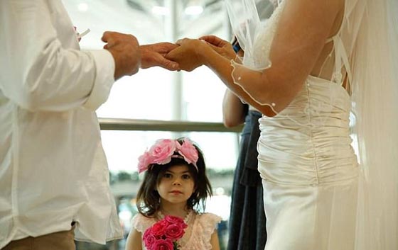 عروسان يقيمان حفل زفاف في المطار بسبب تعطل نظام فحص الجوازات صورة رقم 3