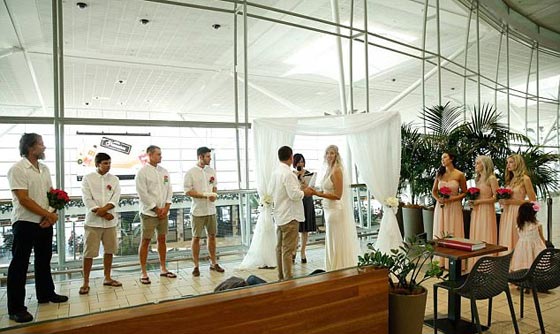 عروسان يقيمان حفل زفاف في المطار بسبب تعطل نظام فحص الجوازات صورة رقم 2
