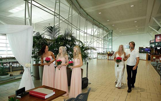 عروسان يقيمان حفل زفاف في المطار بسبب تعطل نظام فحص الجوازات صورة رقم 1