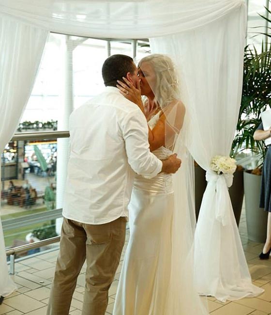 عروسان يقيمان حفل زفاف في المطار بسبب تعطل نظام فحص الجوازات صورة رقم 4