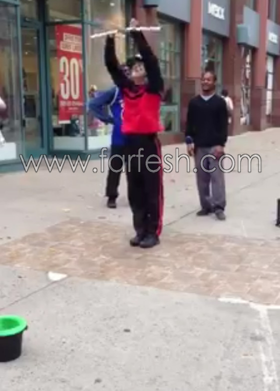 فيديو مدهش.. عجوز يتحدى شابين في الرقص بالشارع صورة رقم 2