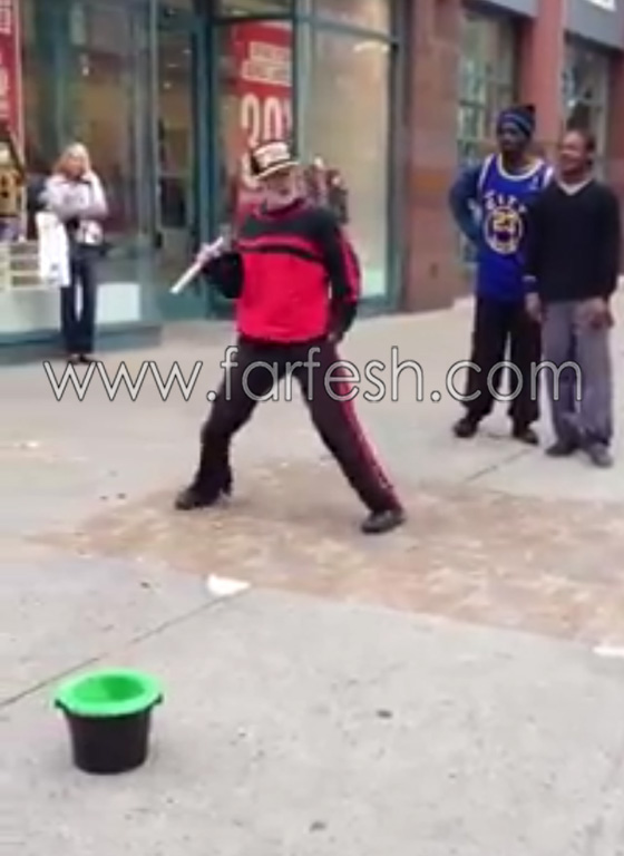فيديو مدهش.. عجوز يتحدى شابين في الرقص بالشارع صورة رقم 4