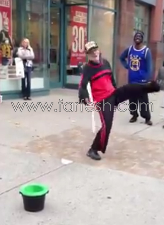 فيديو مدهش.. عجوز يتحدى شابين في الرقص بالشارع صورة رقم 5
