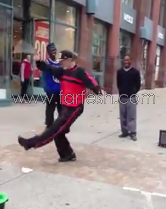 فيديو مدهش.. عجوز يتحدى شابين في الرقص بالشارع صورة رقم 6