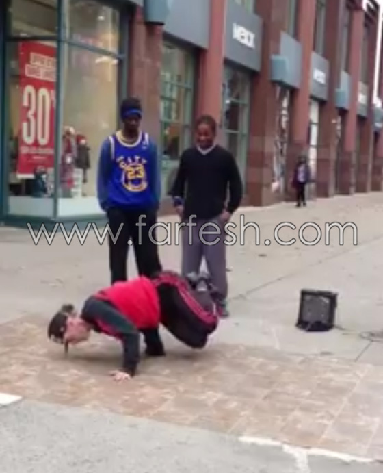 فيديو مدهش.. عجوز يتحدى شابين في الرقص بالشارع صورة رقم 7